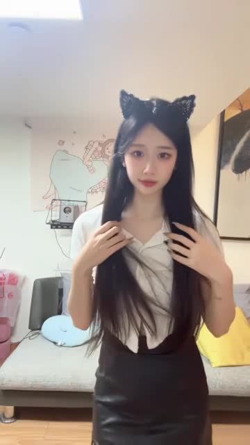 高颜值大二学妹居家自拍，自慰骚穴，淫水超多化身水帘洞