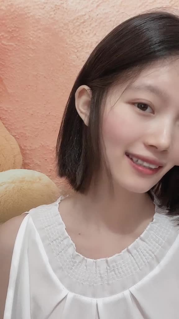 颜值白嫩清纯的大学生开直播，人前是清纯小甜妹，私下里给榜一大哥私拍福利，还和榜一大哥线下约炮，被榜一大哥流出