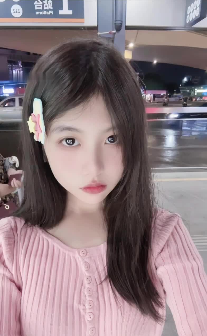 长相清纯甜美的学生妹，超反差揉胸摸穴自拍